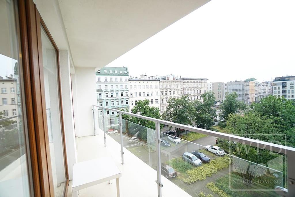 Modern Apartment-city Center-new Building-garage Breslau